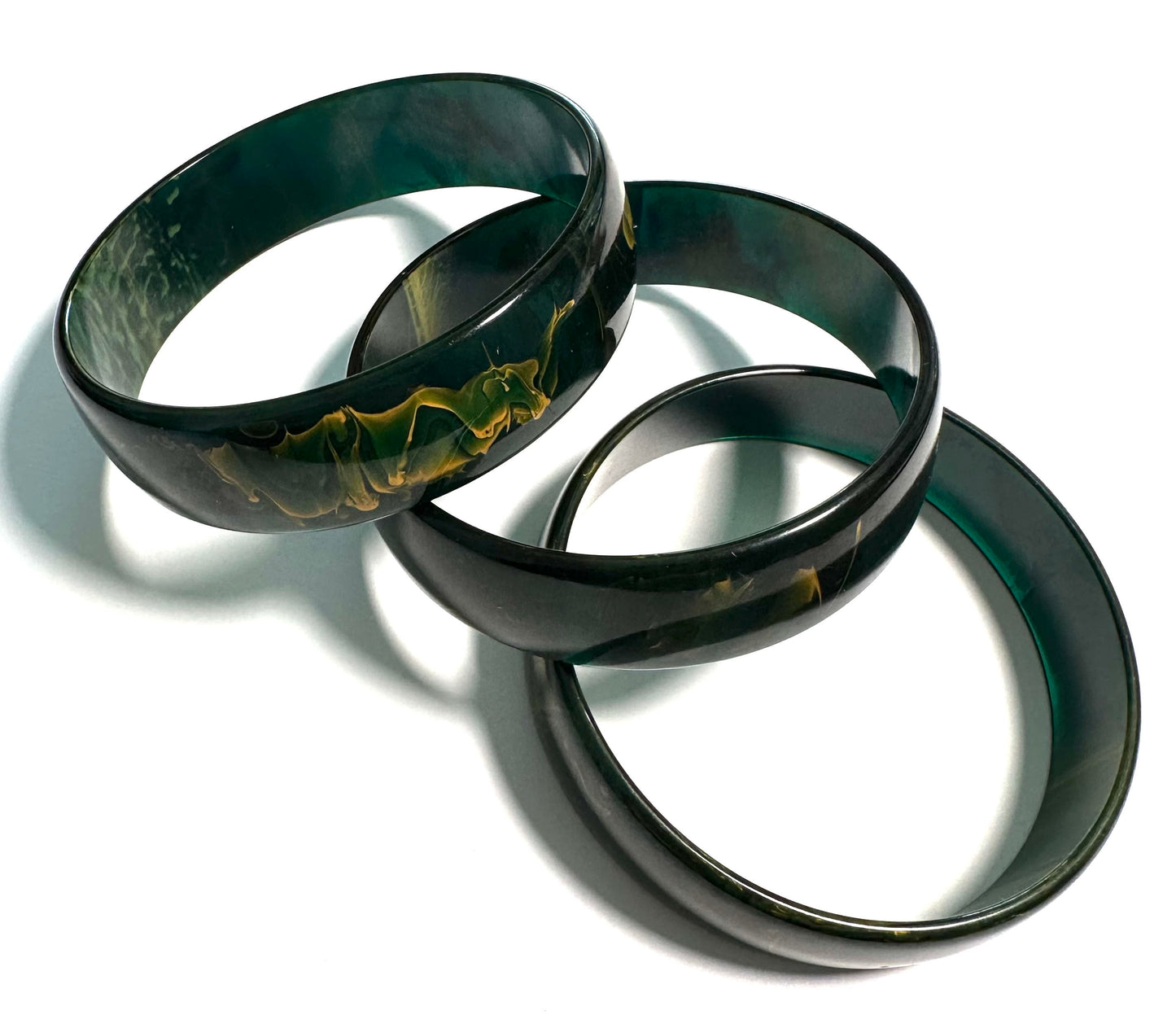 Vintage Translucent Green Bakelite Bangle Bracelet with End-of-Day Yellow Ribbon Swirls #Bake3084