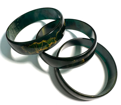 Vintage Translucent Green Bakelite Bangle Bracelet with End-of-Day Yellow Ribbon Swirls #Bake3084