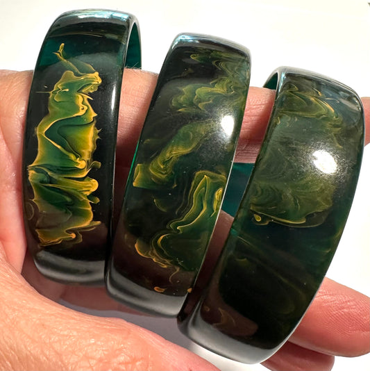Vintage Translucent Green Bakelite Bangle Bracelet with End-of-Day Yellow Ribbon Swirls #Bake3084