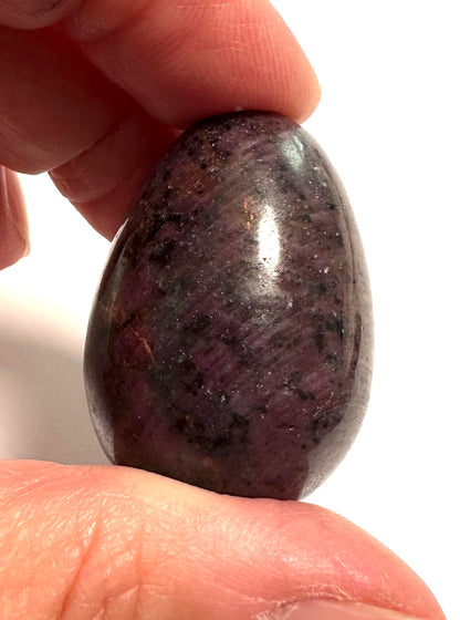 Ruby Egg • 24x35mm  -  NC7822