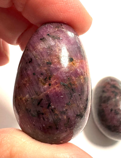 Ruby Egg • 24x35mm  -  NC7822