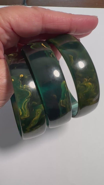 Vintage Translucent Green Bakelite Bangle Bracelet with End-of-Day Yellow Ribbon Swirls #Bake3084