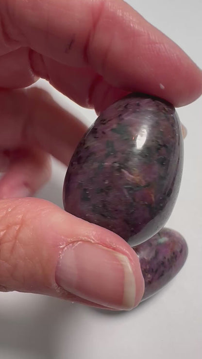 Ruby Egg • 24x35mm  -  NC7822
